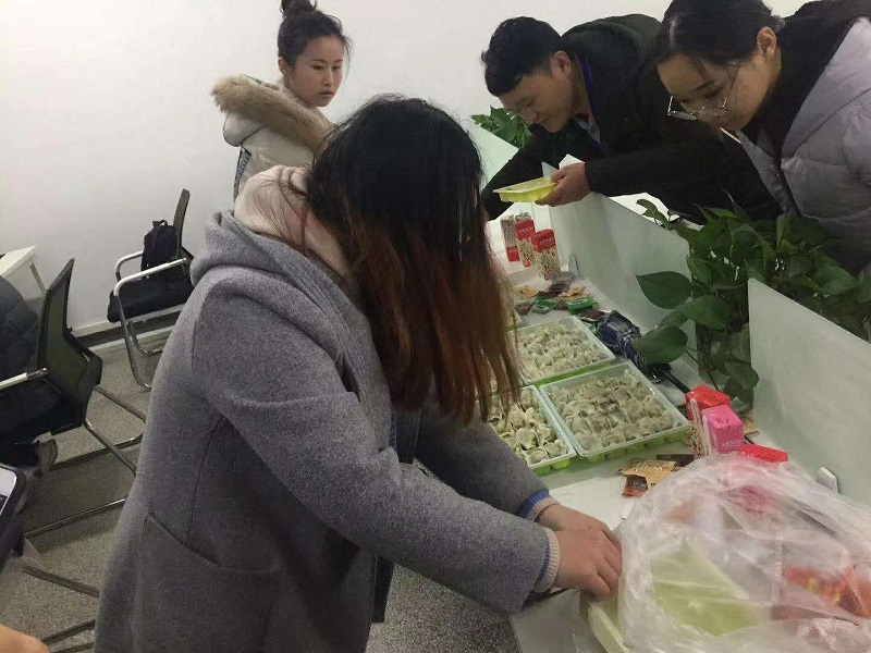 今日冬至，啟邁給全體員工送溫暖